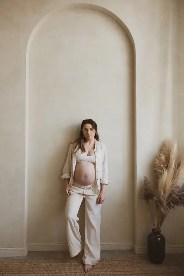 Kobieca fotografia ciążowa w naturalnym świetle