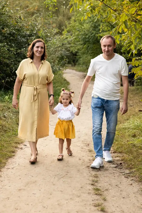Naturalna chwila podczas rodzinnej uroczystości